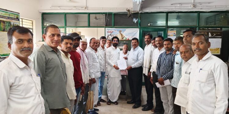 पीएम किसान, नमो शेतकरी महासन्मान निधीसाठी शेतकऱ्यांचे ठिय्या आंदोलन