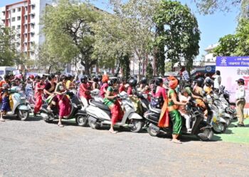 महिलांच्या हेल्मेट बाईक रॅलीने शहरात वेधून घेतले लाख