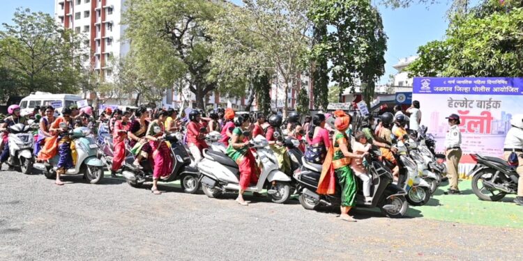 महिलांच्या हेल्मेट बाईक रॅलीने शहरात वेधून घेतले लाख