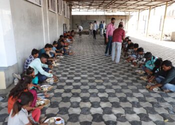 कन्नड घाट बस अपघातातील प्रवाशांच्या जेवणाची आमदार मंगेश चव्हाण यांच्या कार्यालयाकडून व्यवस्था