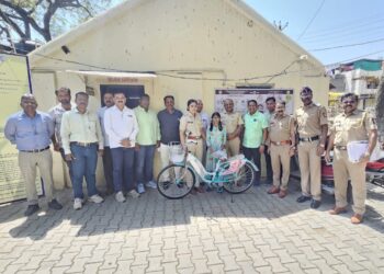 शनिपेठ पोलिसांची सामाजिक बांधिलकी, चिमुकलीला सायकल दिली भेट