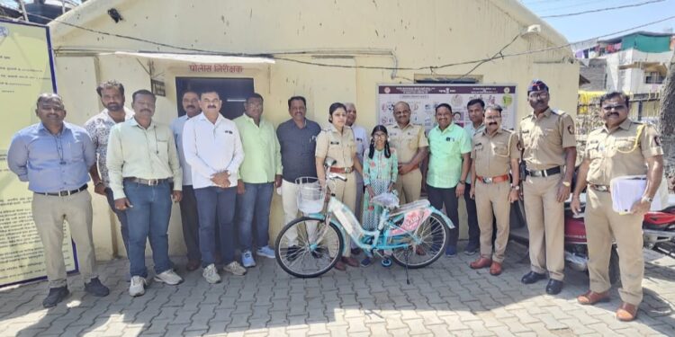 शनिपेठ पोलिसांची सामाजिक बांधिलकी, चिमुकलीला सायकल दिली भेट
