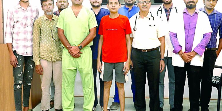 डॉ. उल्हास पाटील रूग्णालयात टोटल हिप रिप्लेसमेंटची शस्त्रक्रिया यशस्वी खरगोनच्या तरूणावर अस्थिरोग तज्ञांकडून यशस्वी उपचार