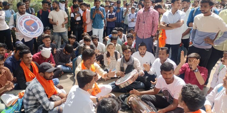 पुनर्परीक्षा, शुल्कवाढ विषयांवर मु. जे. महाविद्यालयात ठिय्या आंदोलन