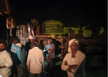 भरधाव डंपर-पिकअप वाहनांची पहाटे भीषण धडक, २ महिला मजूर ठार