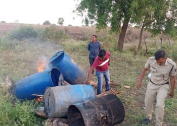 जामनेर तालुक्यात हातभट्टीधारकांवर धडक कारवाई, २ लाखांचा मुद्देमाल नष्ट