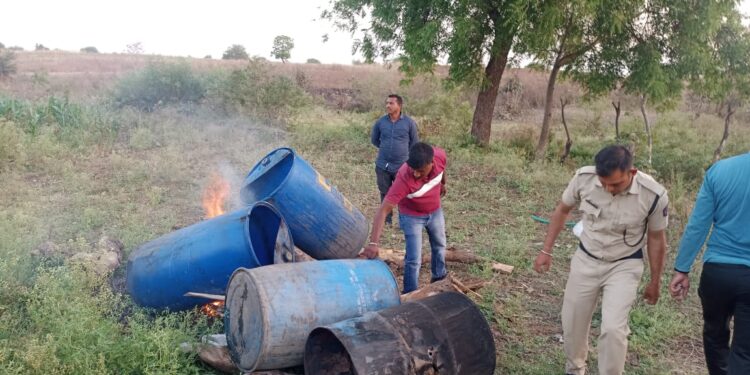 जामनेर तालुक्यात हातभट्टीधारकांवर धडक कारवाई, २ लाखांचा मुद्देमाल नष्ट
