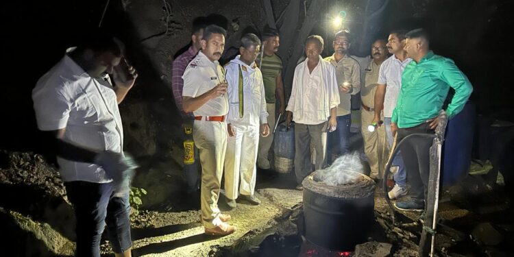 पाचोरा पोलिसांनी केल्या दोन गावठी दारू हातभट्टी उद्ध्वस्त