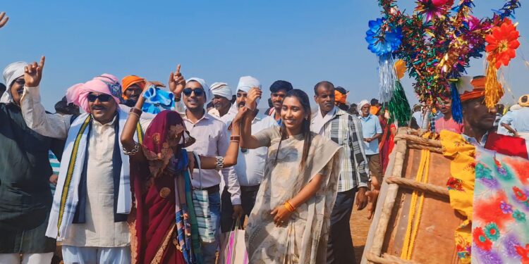 वैजापूर येथील भोंगऱ्या बाजारात आदिवासी संस्कृतीचे दर्शन