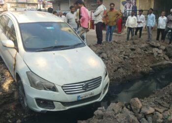 खड्ड्यात कार फसली, सूचना फलक न लावल्याचा परिणाम