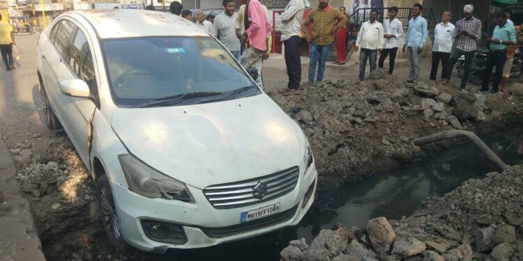 खड्ड्यात कार फसली, सूचना फलक न लावल्याचा परिणाम