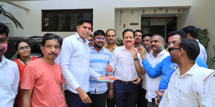 पर्यटन मंत्री ना.गिरीश महाजन यांच्या निवासस्थानी पर्यावरण पूरक धुलीवंदन