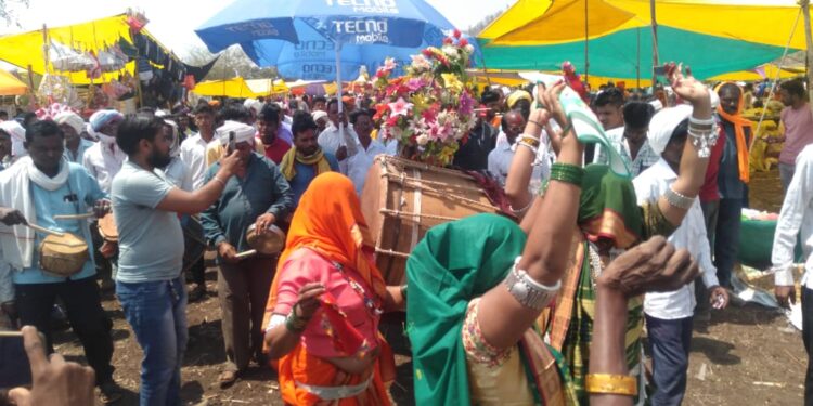 पर्यटन मंत्री ना.गिरीश महाजन यांच्या निवासस्थानी पर्यावरण पूरक धुलीवंदन