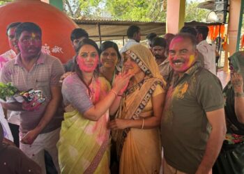 बंजारा लोकगीतांवर ठेका धरत रोहिणी खडसे यांनी साजरे केले धुलीवंदन