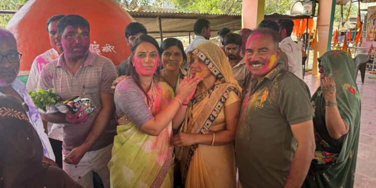 बंजारा लोकगीतांवर ठेका धरत रोहिणी खडसे यांनी साजरे केले धुलीवंदन