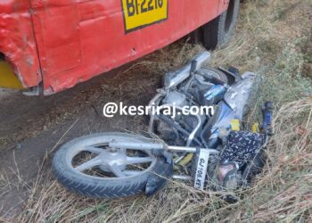 ब्रेकिंग, भरधाव एसटी बसने दुचाकीला धडक देत झाडावर आदळली : २ जण गंभीर