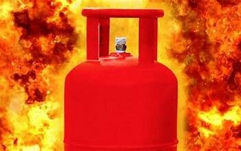 गॅस सिलेंडर फुटल्याने तीन घरांना भीषण आग