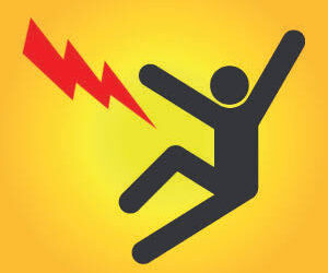 विजेचा धक्का बसल्याने वायरमनचा मृत्यू, दोन जखमी