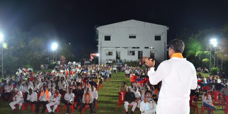 लोकशाही टिकविण्यासाठी उमेदवारी : करण पवार पाटील यांची माहिती