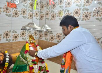 आदिशक्ती एकवीरा मातेला उमेदवार करण पाटील यांनी घातले विजयासाठी साकडे