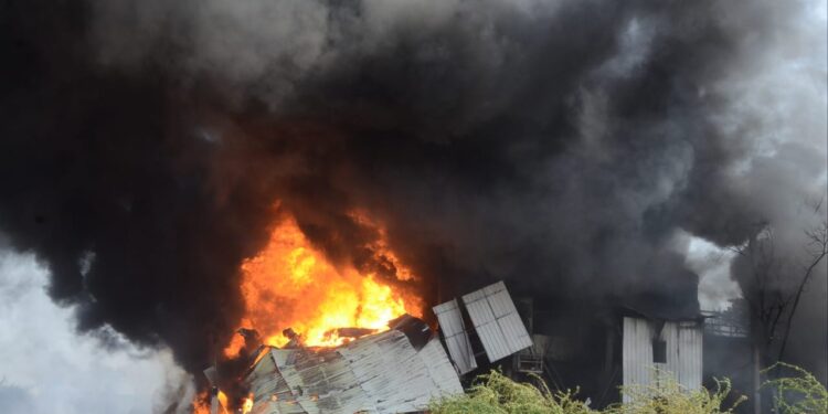 जळगाव एमआयडीसीतील मोरया केमिकल कंपनीला भीषण आग