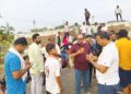 टायर फुटल्याने खाजगी आराम बस उलटली, पाच जण जखमी