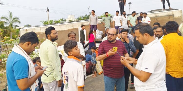 टायर फुटल्याने खाजगी आराम बस उलटली, पाच जण जखमी