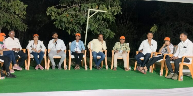 मनापासून मेहनत, उच्च तंत्रज्ञान शेती केली तरच फायद्याची शेतकरी सुसंवादात सूर