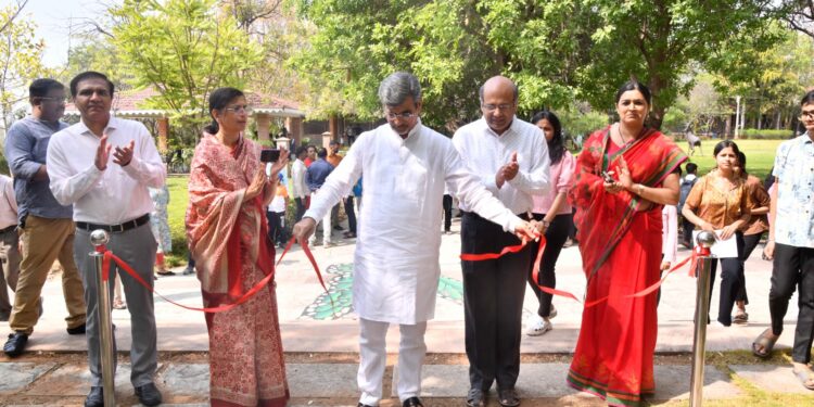 विचारांना चालना देणारं विद्यार्थ्यांच्या कलागुणांचं दर्शन