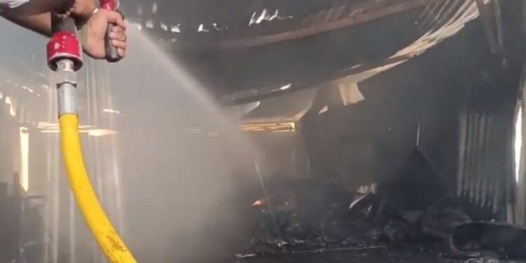 मार्बल कारखान्याला आग, हजारोंचे साहित्य जळून खाक