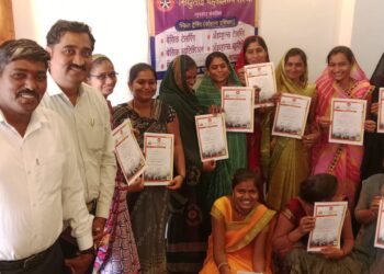 सिंधुताई बहुउद्देशीय संस्थेतर्फे सोनवद येथील महिलांना शिवणक्लास प्रशिक्षण