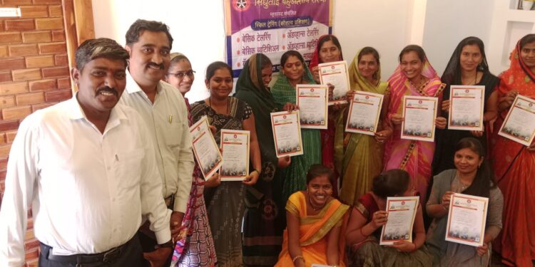 सिंधुताई बहुउद्देशीय संस्थेतर्फे सोनवद येथील महिलांना शिवणक्लास प्रशिक्षण