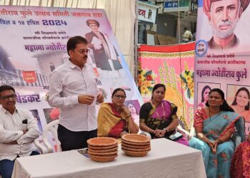 महात्मा फुले यांच्या जयंतीनिमित्त फुले मार्केट येथे पुतळ्याला माल्यार्पण