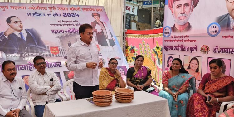 महात्मा फुले यांच्या जयंतीनिमित्त फुले मार्केट येथे पुतळ्याला माल्यार्पण