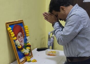शासकीय वैद्यकीय महाविद्यालयात महात्मा फुले यांच्या जयंतीनिमित्त अभिवादन