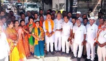 प्रचार सोडून उमेदवार करण पाटील पोहचले नुकसानग्रस्त शेतकऱ्यांच्या शेतात