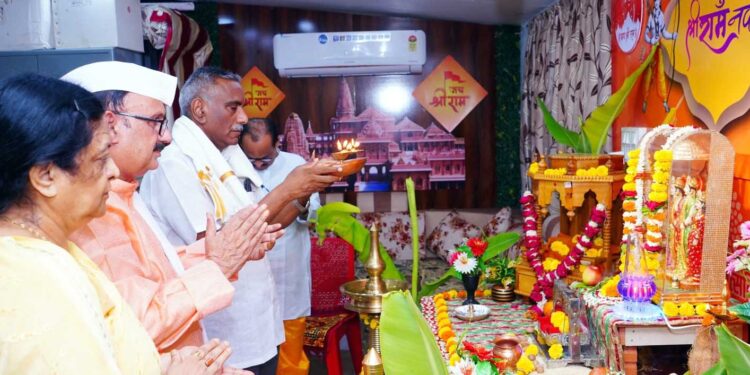 डॉ. उल्हास पाटील रूग्णालयाच्या अन्नपुर्णालयम येथे डॉ. उल्हास पाटीलांच्या हस्ते श्रीराम पूजन