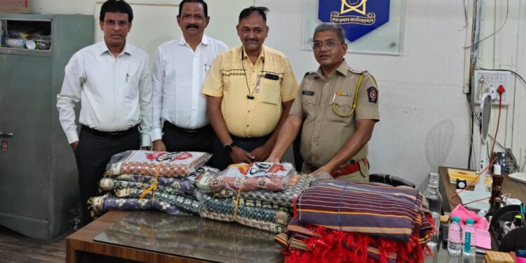 जैन इरिगेशन सिस्टीम लि.तर्फे शहर पोलीस स्टेशनमधील कैद्यांसाठी सतरंजी, चादर सुपूर्द