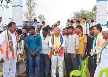 प्रचंड पावसातही राष्ट्रवादीच्या उमेदवाराची प्रचारभेटी सुरूच 