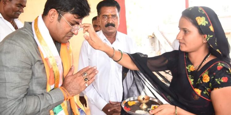 धरणगाव तालुक्यात उमेदवार करण पवार यांचे ठिकठिकाणी स्वागत