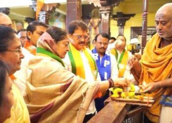 महायुतीच्या उमेदवार स्मिता वाघ यांच्या प्रचाराचे नारळ फुटले