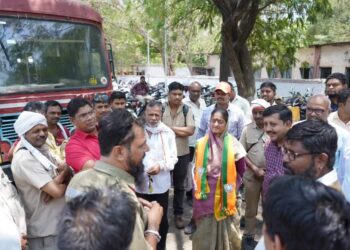 भाजपच्या उमेदवार स्मिता वाघ यांची एस. टी. महामंडळाला भेट