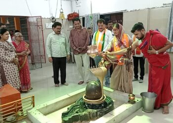 महायुतीच्या उमेदवार स्मिता वाघ यांनी घेतले सिद्धेश्वर महादेव मंदिरात दर्शन