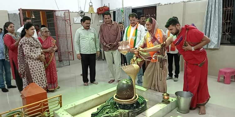 महायुतीच्या उमेदवार स्मिता वाघ यांनी घेतले सिद्धेश्वर महादेव मंदिरात दर्शन