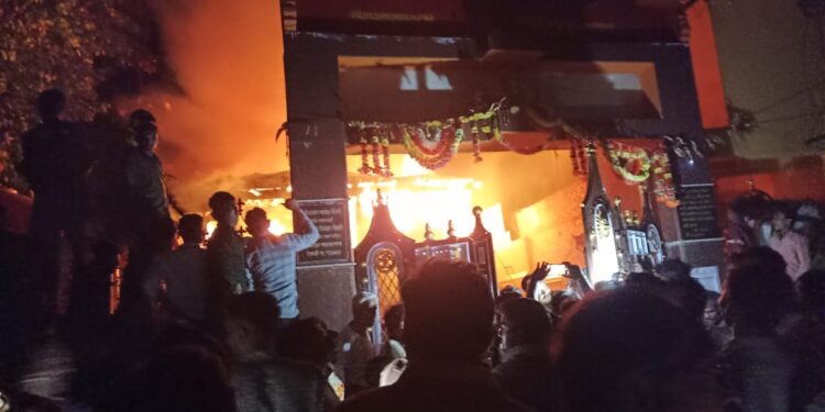 भीषण आगीत राममंदिरासह जिल्हा बँकेची शाखा जळून खाक