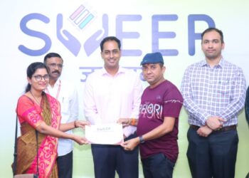 “केसरीराज” च्या माध्यमातून मतदानासाठी प्रभावी जनजागृती केल्याबद्दल जिल्हाधिकाऱ्यांकडून सन्मान