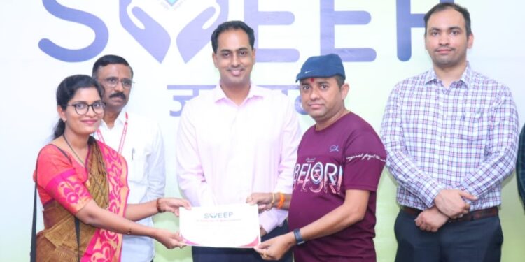 “केसरीराज” च्या माध्यमातून मतदानासाठी प्रभावी जनजागृती केल्याबद्दल जिल्हाधिकाऱ्यांकडून सन्मान