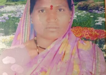 चाऱ्यासाठी झाडावर चढलेल्या महिलेचा पाय घसरून पडल्याने मृत्यू