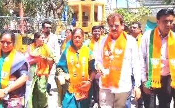 भाजपाच्या उमेदवार स्मिता वाघ यांनी मतदारांशी साधला संवाद