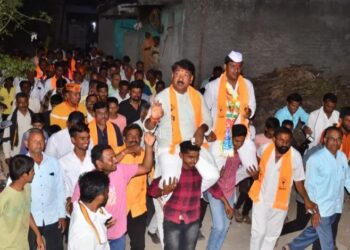 चाळीसगाव तालुक्यात तरुणांनी फटाक्यांच्या आतिषबाजीत केले उमेदवाराचे स्वागत